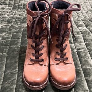 Dromedaris Kara Stylish Brown Lace-Up Combat Boots